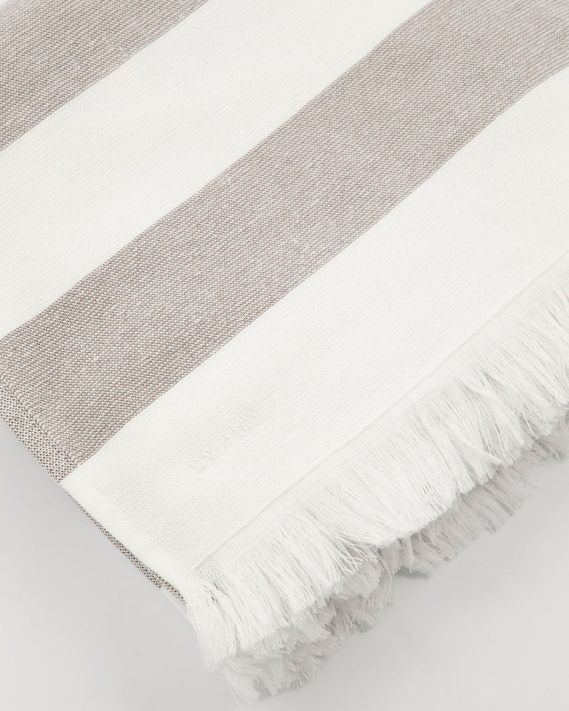 Luxuriöses Badelaken aus organic cotton - 100 x 180 - weiß mit braunen Streifen
